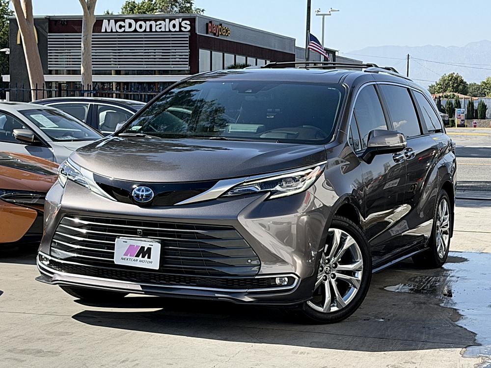 2024 Toyota Sienna Platinum 7-Passenger Hybrid FWD's photo