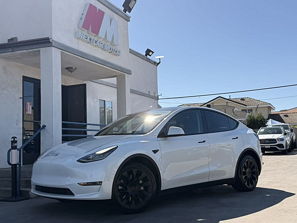 2023 Tesla Model Y AWD Automatic — photo 1 of 1