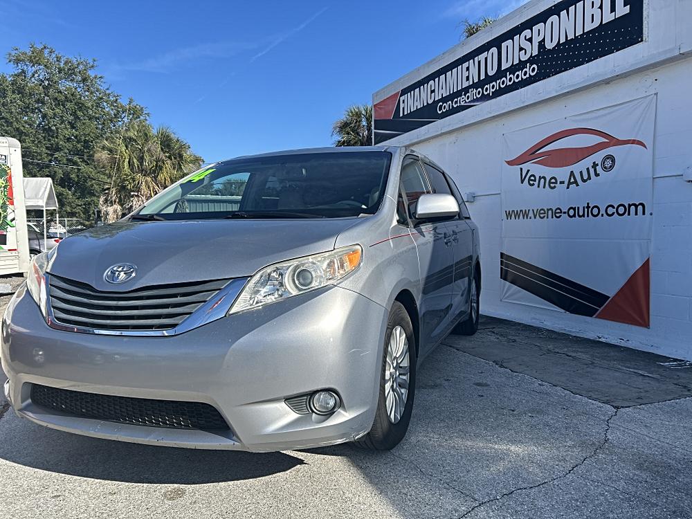 2014 Toyota Sienna XLE's photo