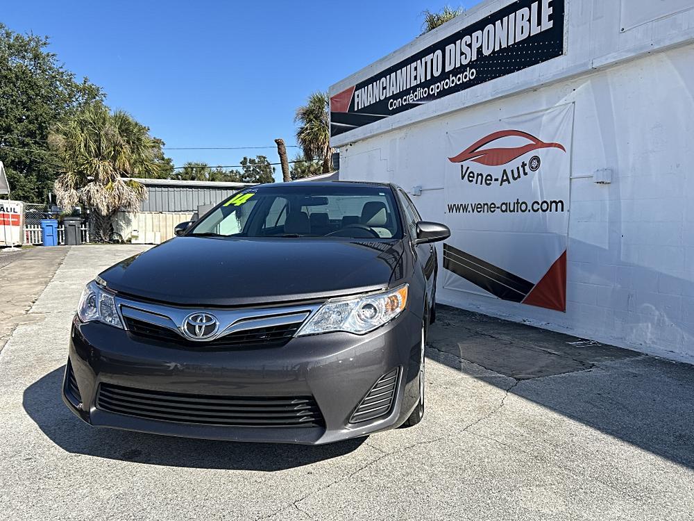 2014 Toyota Camry LE's photo