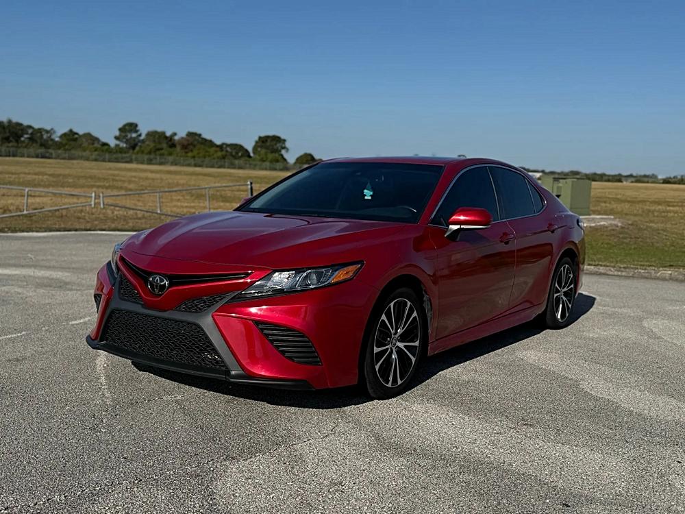 2020 Toyota Camry SE's photo