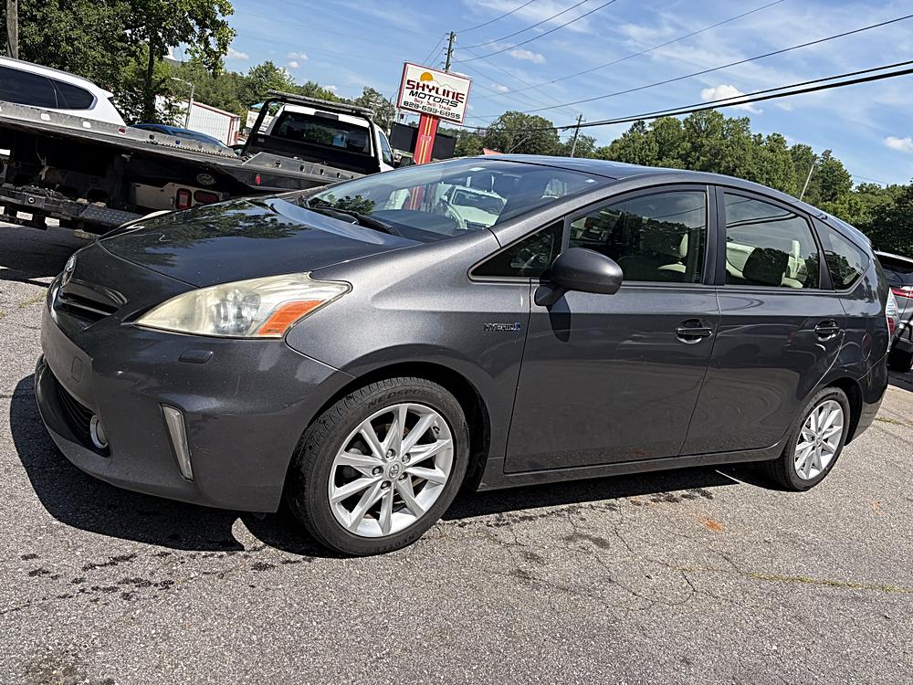 2013 Toyota Prius v Five's photo