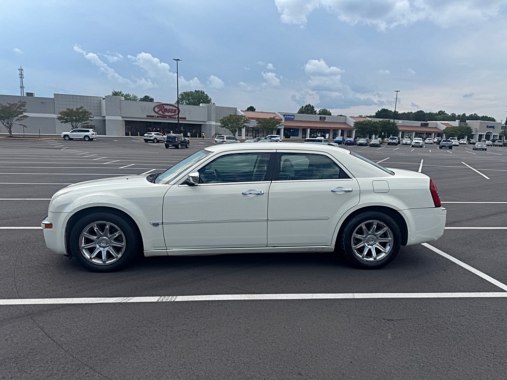 2005 Chrysler 300's photo