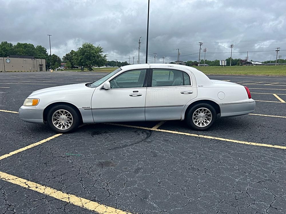 2000 Lincoln Town Car SIGNATURE's photo