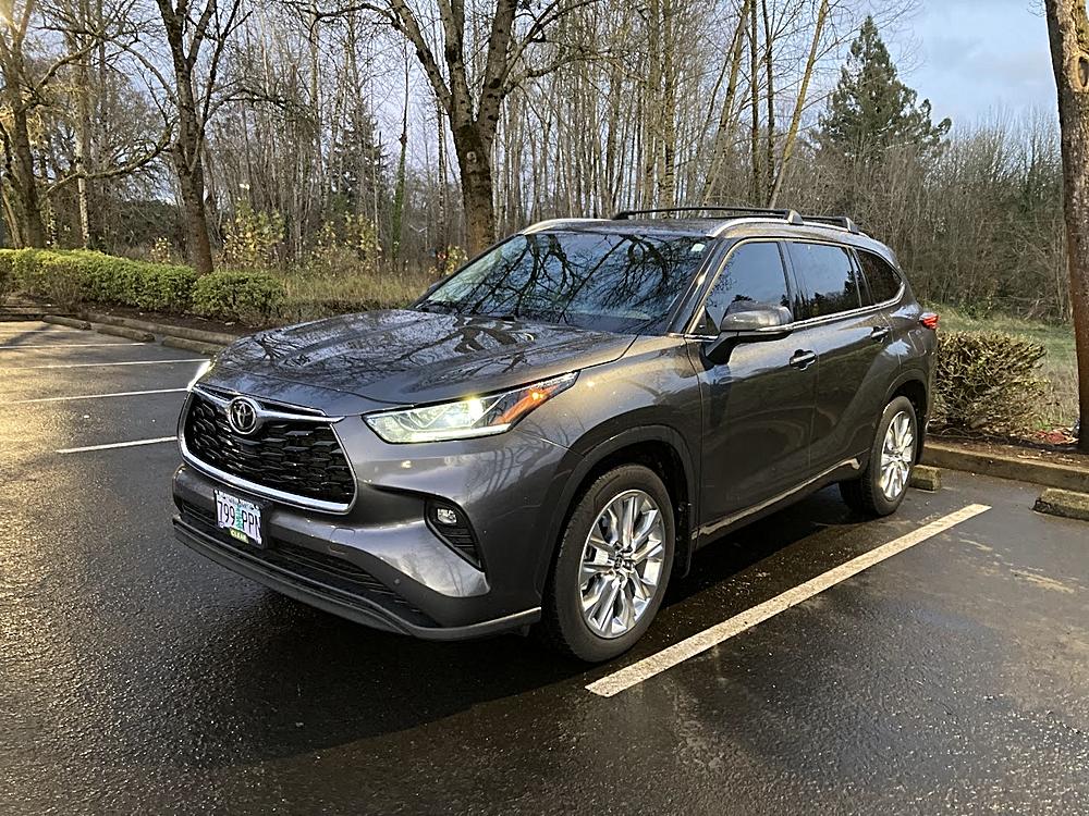 2023 Toyota Highlander Limited's photo