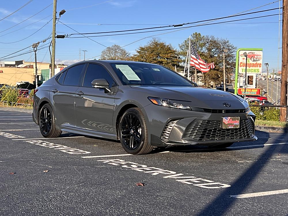 2025 Toyota Camry SE's photo