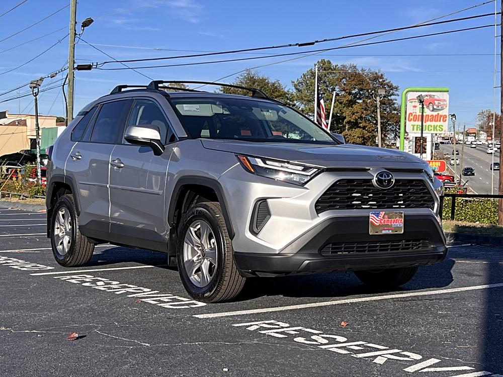 2025 Toyota RAV4 XLE's photo