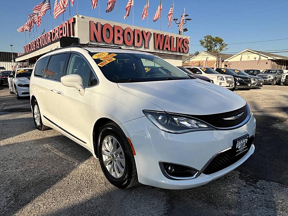 2017 Chrysler Pacifica Touring-L's photo