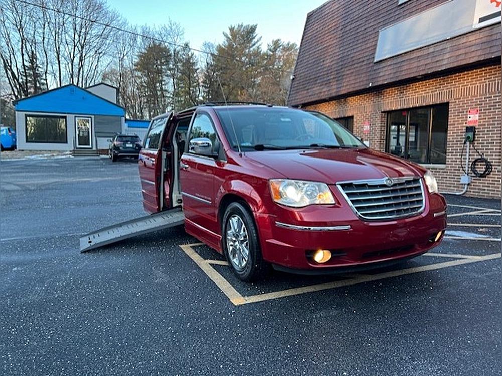 2010 Chrysler Town & Country Limited's photo