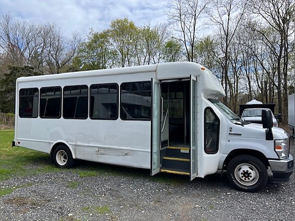 2022 Ford E-Series DRW E-450 Super Duty 158 in WB's photo