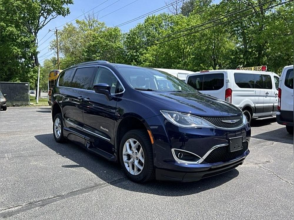 2020 Chrysler Pacifica Touring L's photo