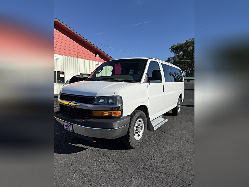 2016 Chevrolet Express Passenger LS's photo