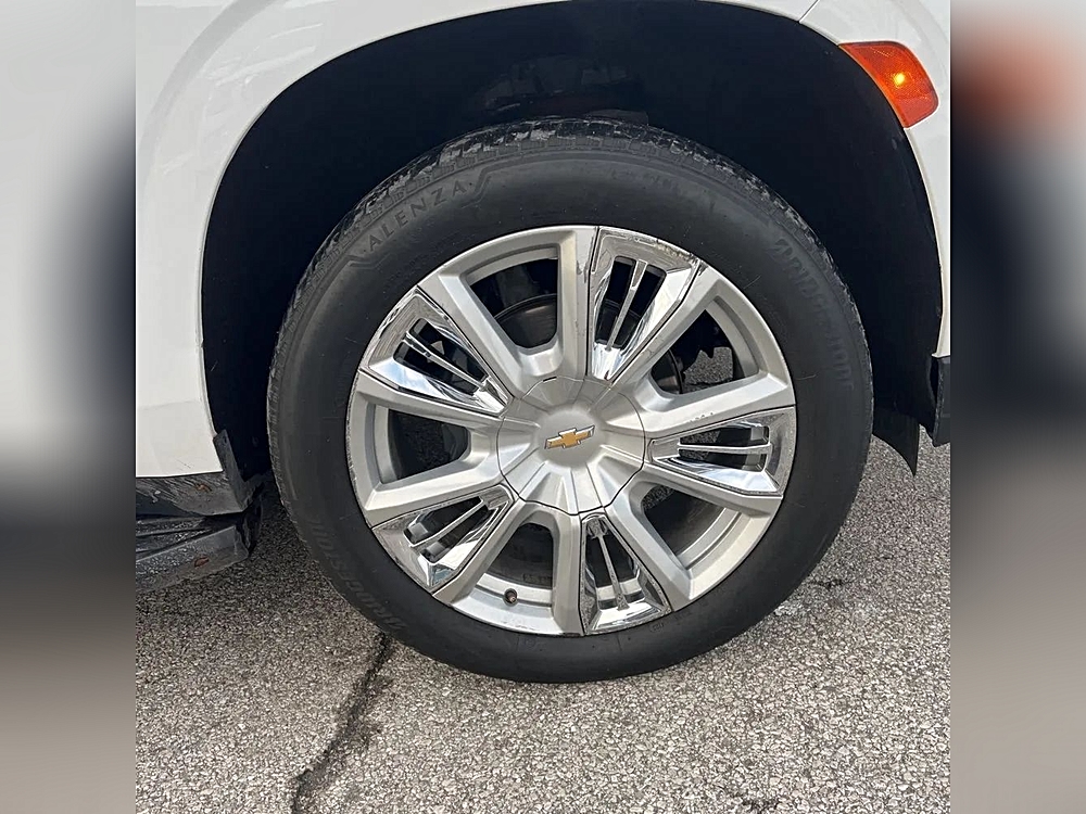 2021 Chevrolet Suburban LT - Photo 14