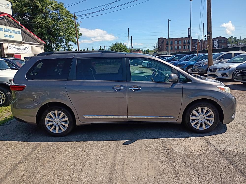 2015 Toyota Sienna XLE thumbnail 4