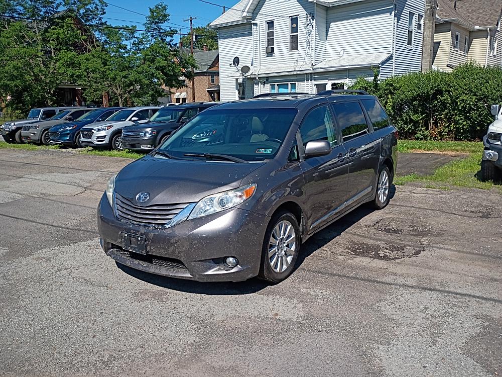 2015 Toyota Sienna XLE thumbnail 2