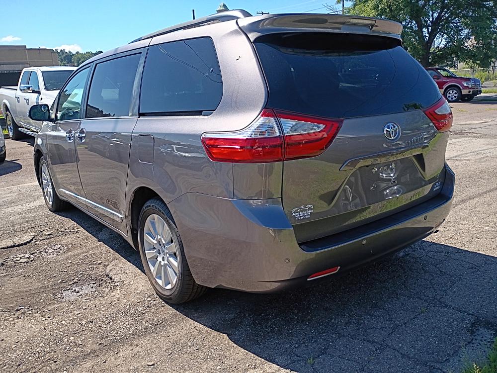 2015 Toyota Sienna XLE thumbnail 6