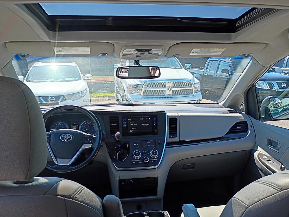 2015 Toyota Sienna XLE thumbnail 8