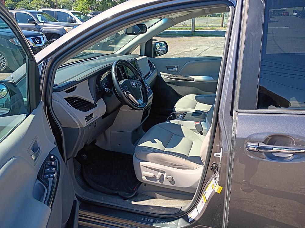 2015 Toyota Sienna XLE thumbnail 9