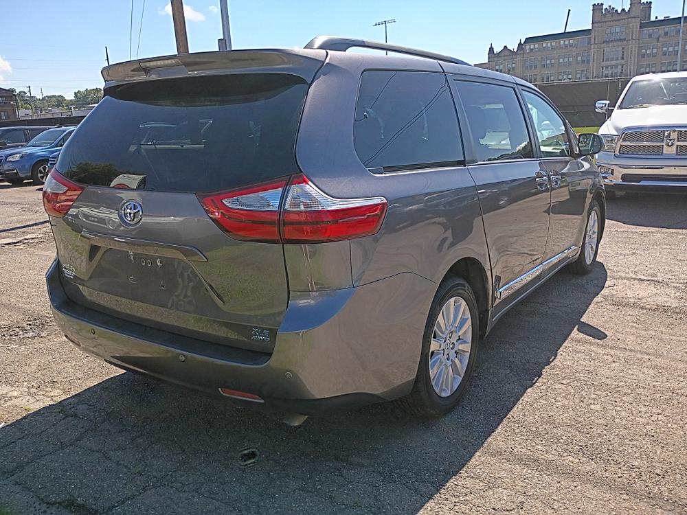 2015 Toyota Sienna XLE thumbnail 5