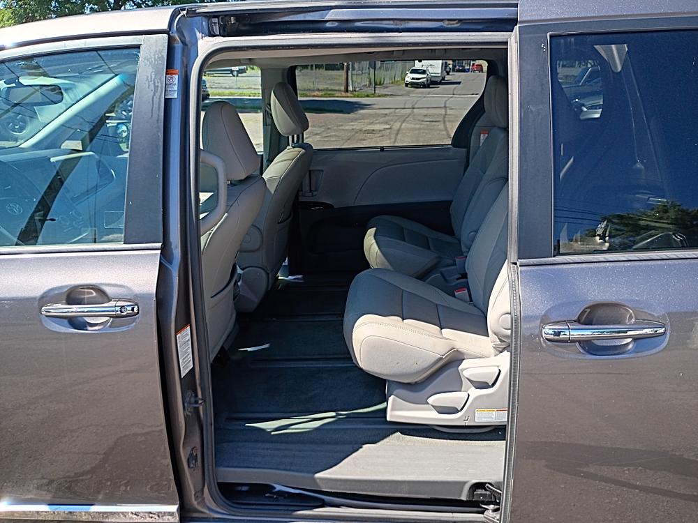 2015 Toyota Sienna XLE thumbnail 7