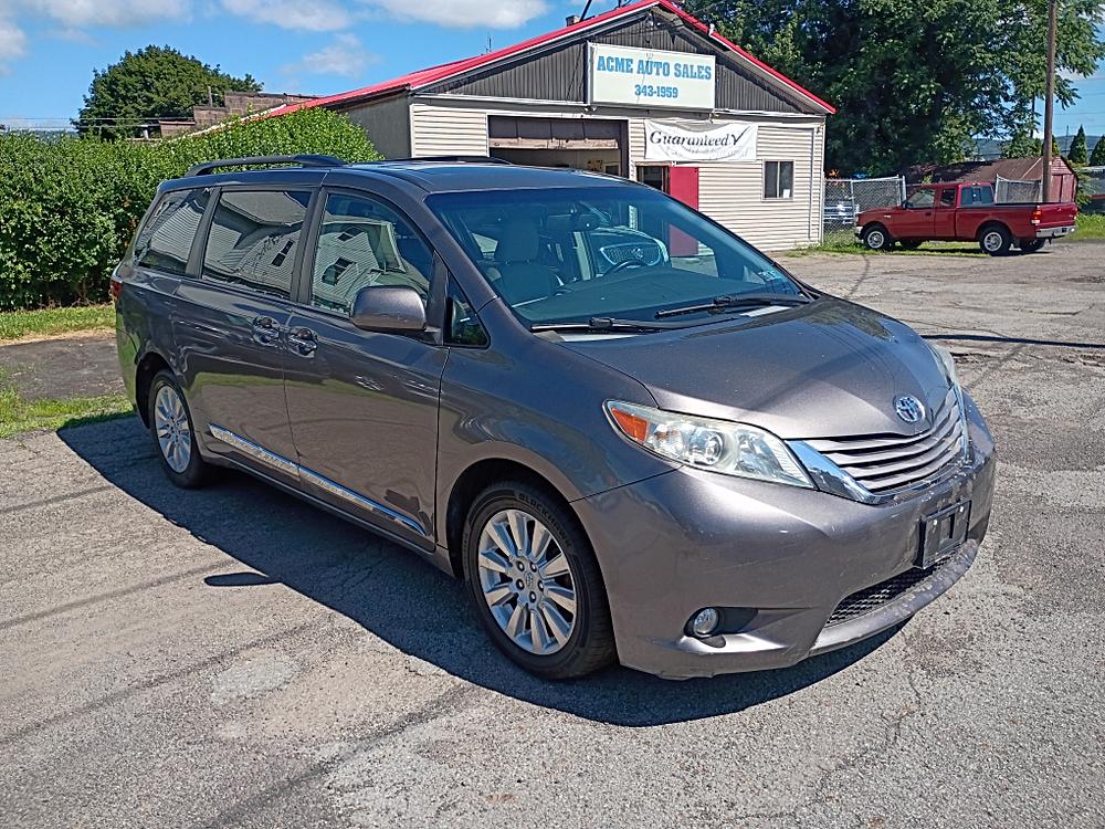 2015 Toyota Sienna XLE thumbnail 3