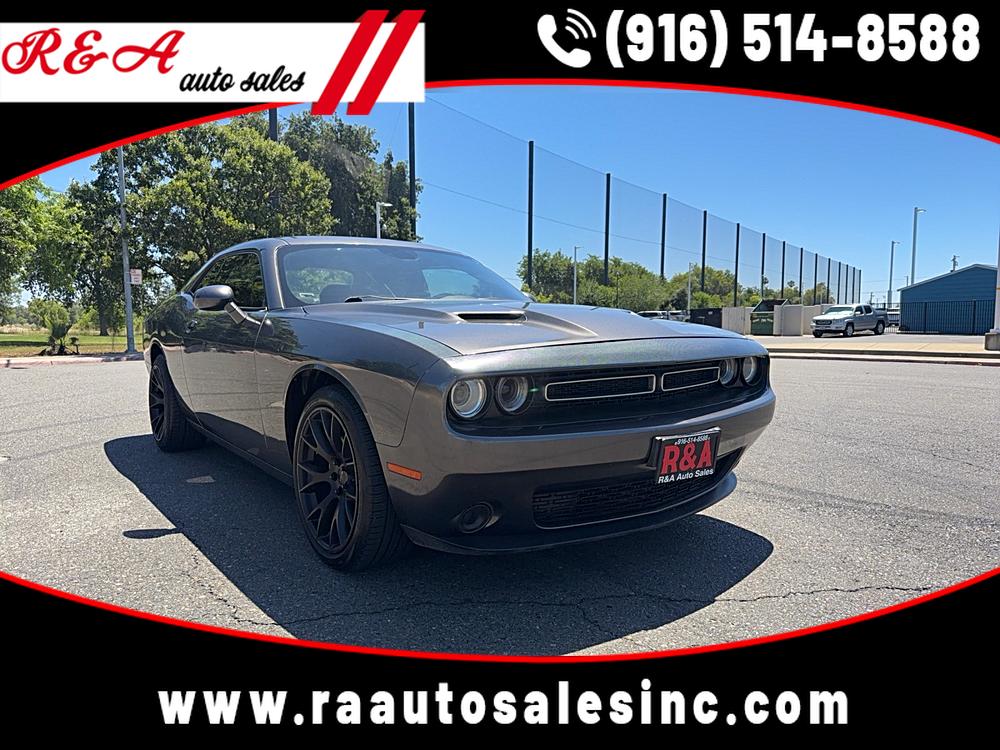 2016 Dodge Challenger SXT's photo