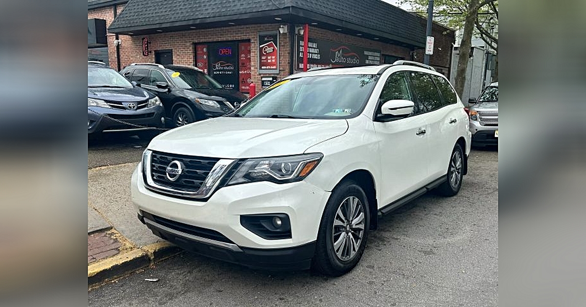 2017 Nissan Pathfinder SL Sport Utility 4D