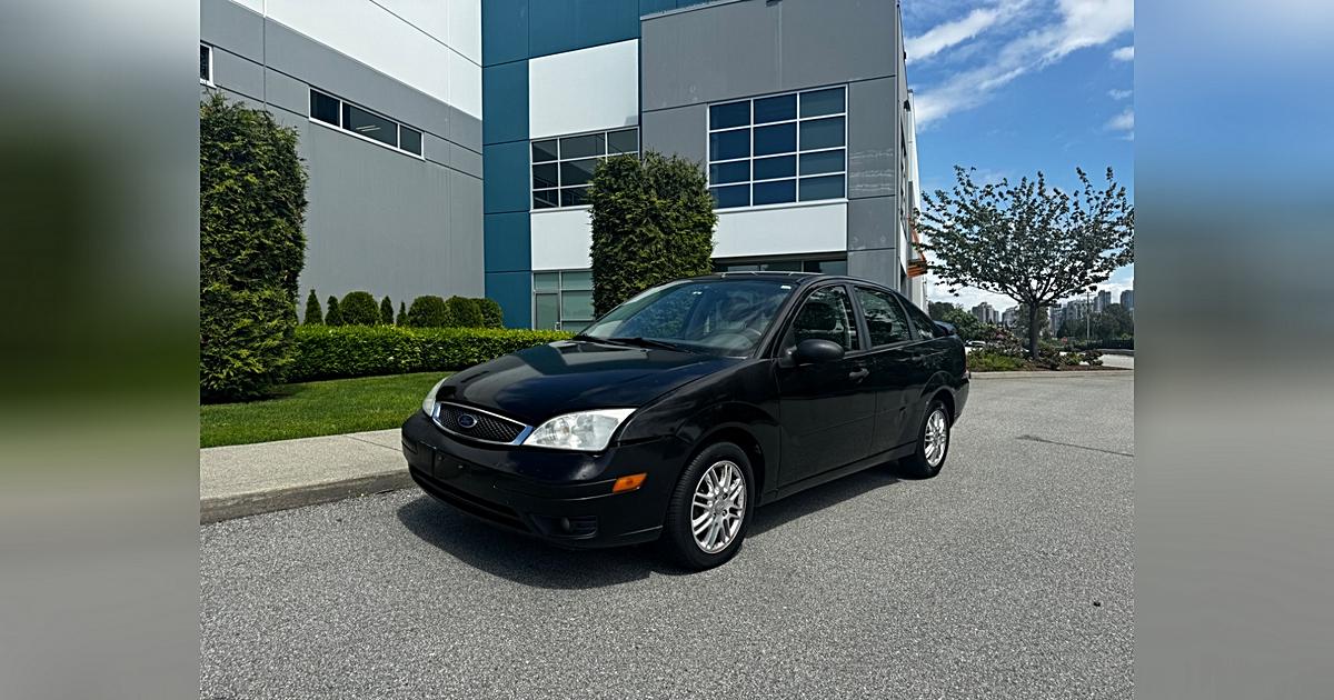 2005 Ford Focus 4dr Sdn ZX4 S
