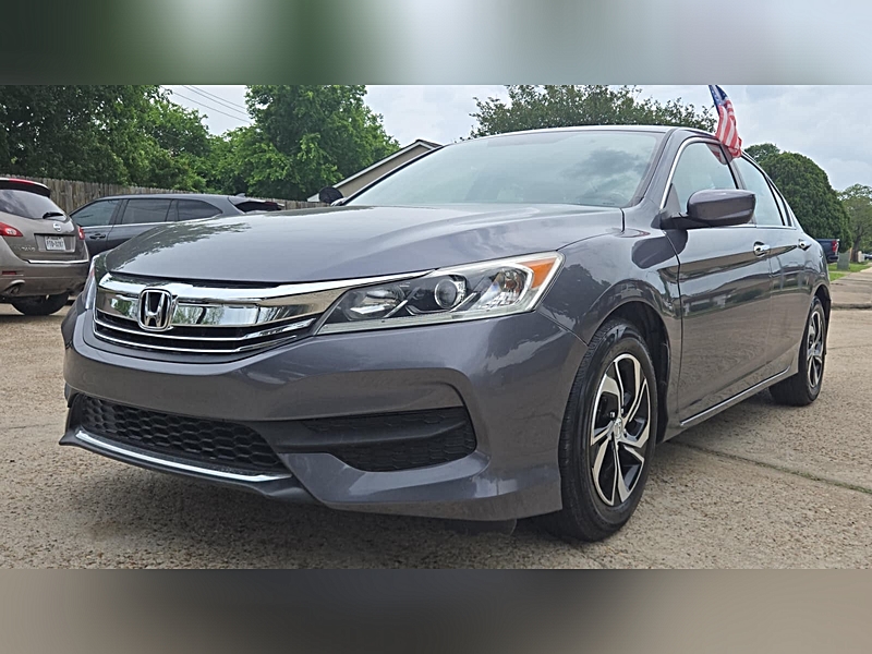 2017 Honda Accord LX gris en el lote de John Kamal Cars