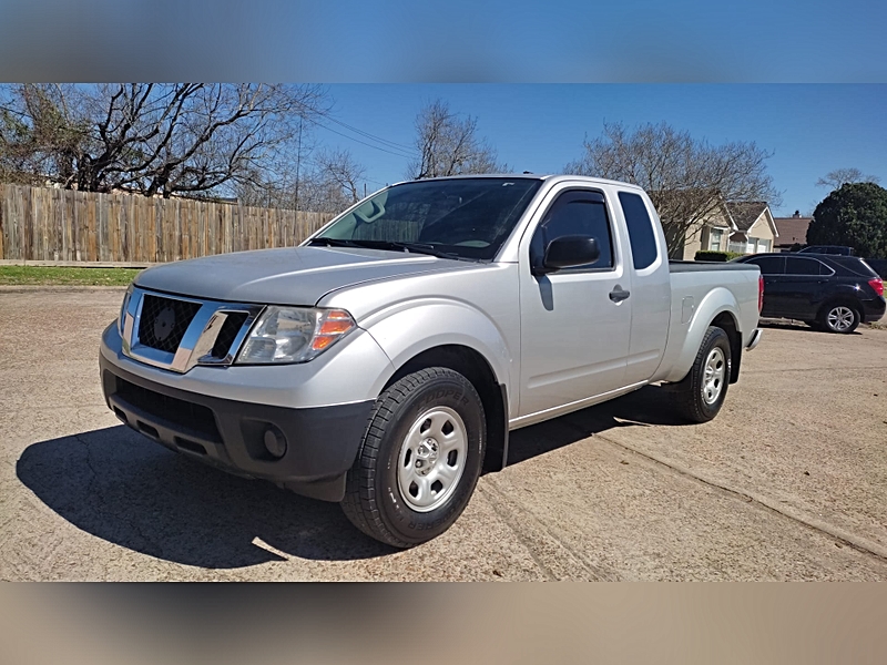 2020 Nissan Frontier King Cab plateada en el lote de John Kamal Cars